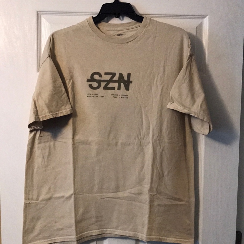 Fashion Nova SZN Tan Men’s Graphic T-Shirt, 2XL - Smoke/Pet Free - NEW w/o tags